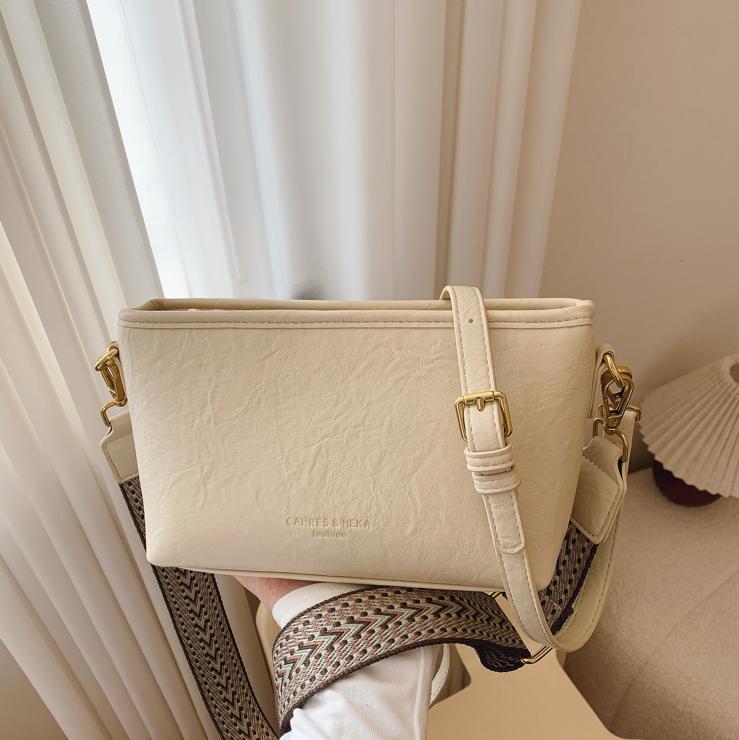 Bolsa de comercio exterior ultra caliente para mujeres 2025 nuevo bolso de hombro casual universal de alta calidad con una correa de hombro ancha bajo la braza