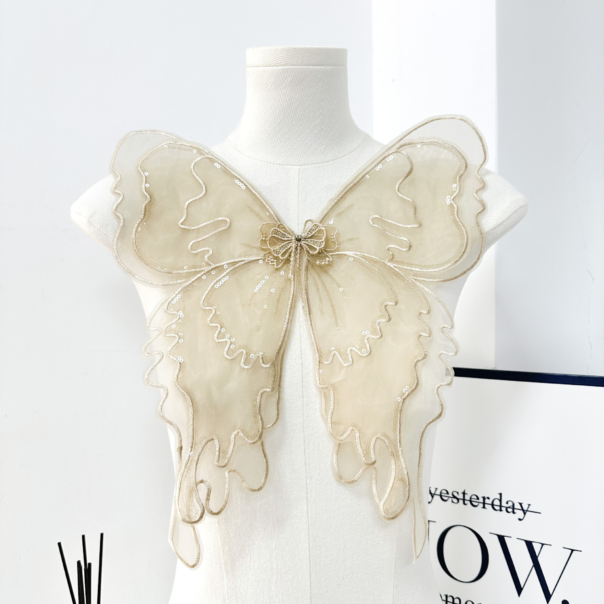 Parches de tela con bordado de encaje en stock, apliques de mariposa para ropa, accesorios para tocados, correas, decoración para camisones y vestidos.