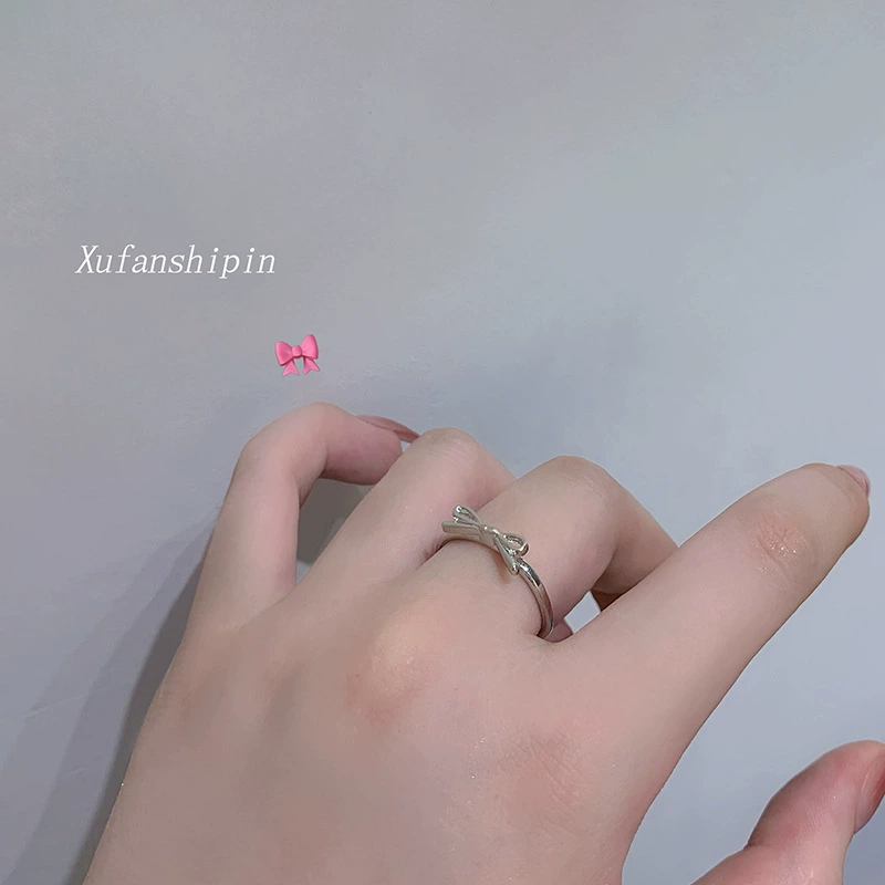 Adjustable ring with bow, Korean style, simple and elegant design, high-quality style, 2022 collection, on index finger
