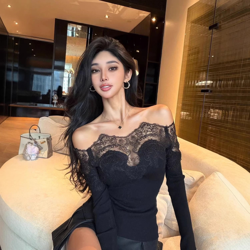 King of Lace: Autumn/Winter French-Style Hollow Lace Off-Shoulder Niche Design Long-Sleeve Top with Slimming Effect for a Trendy Look King of Lace: Autumn/Winter French-Style Hollow Lace Off-Shoulder Niche Design Long-Sleeve Top with Slimming Effect for a Trendy Look