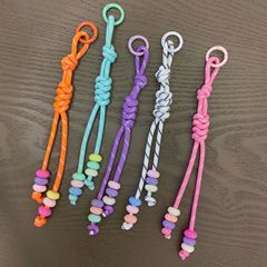 カラーのカバンの部品の紐を掛けます。
