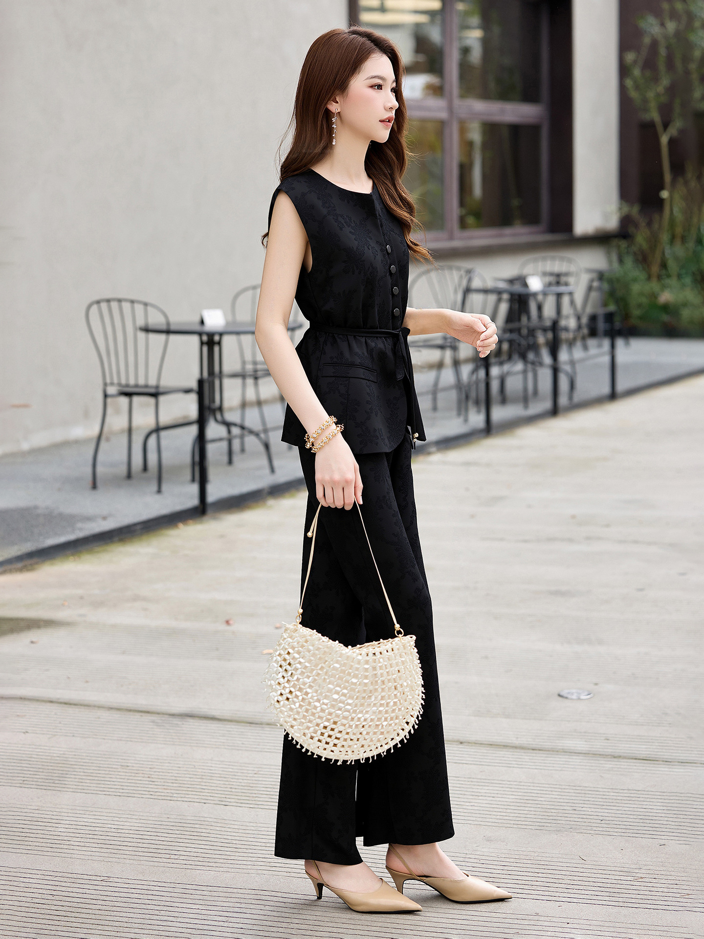 Bộ quần áo hai mảnh nữ phong cách tân cổ điển Trung Hoa – áo gile họa tiết jacquard kết hợp quần ống rộng — màu đen, màu trắng, màu vàng