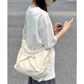 2025新款抽绳斜挎包女大容量包包通勤背包休闲健身包单肩包