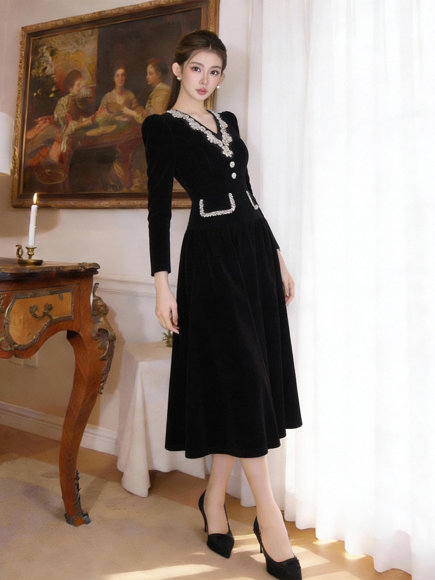 Đầm maxi nữ thắt eo cổ V đính đá nhũ vàng chất liệu nhung — đen