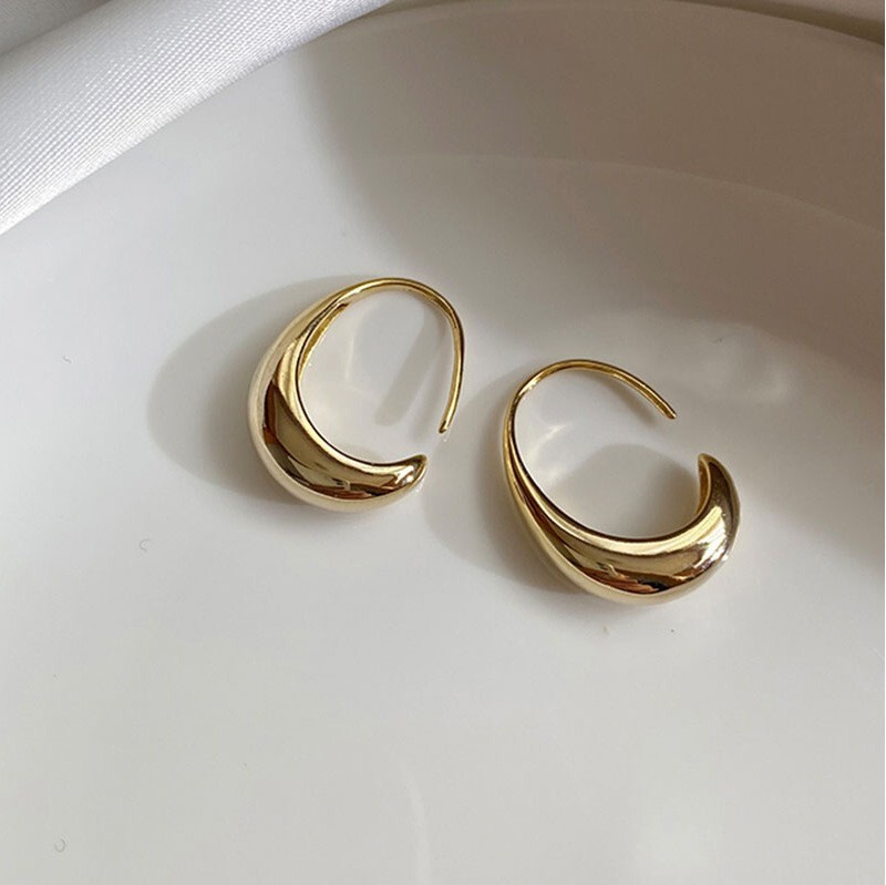 金色の耳飾り ~ 冷たい風の金属の質感の耳の輪のピアスの女性の個性はファッションの欧米の風の爆発的なイヤリングを合わせます。|undefined