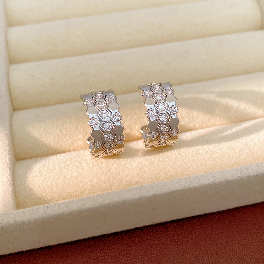 18K oro real chapado agujas de plata zircon hexagonal en forma de C aretes personales de viento frío aretes ligeros de lujo alta sensación de aretes