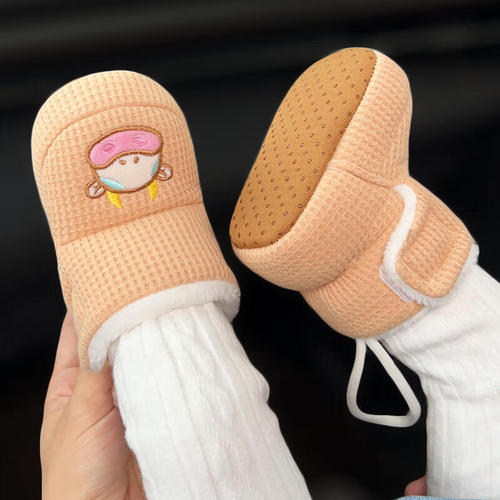 Soft-soled winter padded baby shoes for 0-1 year old boys and girls, non-slip walking shoes with plush lining, warm and thick learning to walk cotton shoes