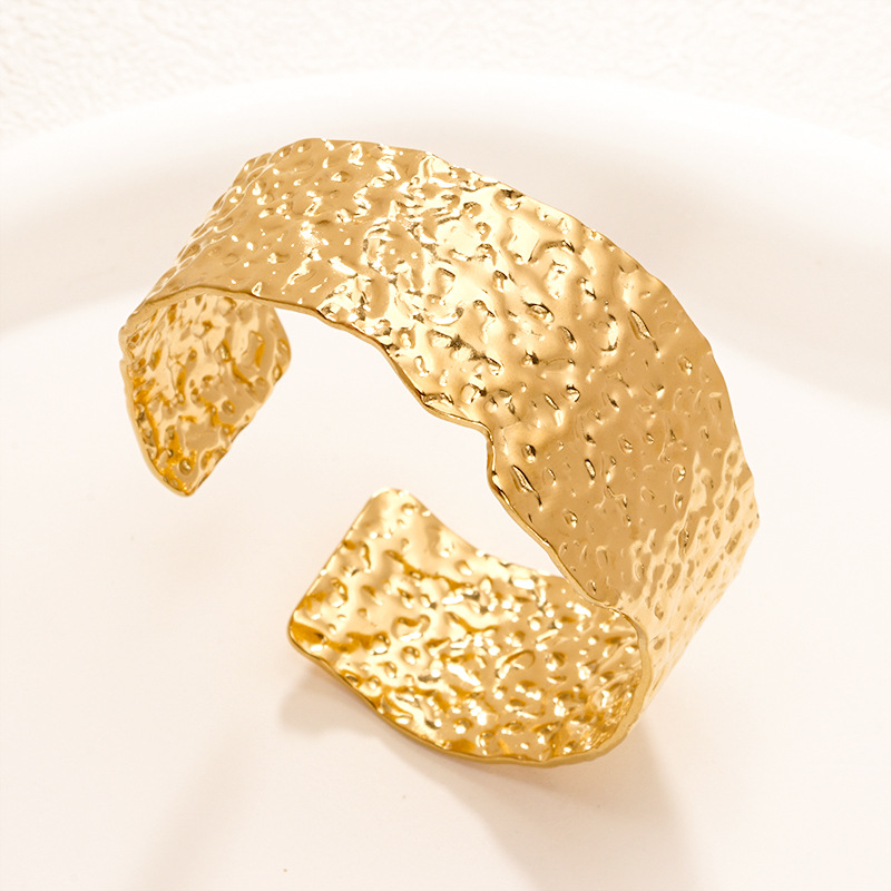 Fábrica en stock al por mayor de Europa y América transfronteriza de acero inoxidable en forma de C pulsera abierta ajustable chapado en oro 18K personalidad no se desvanece