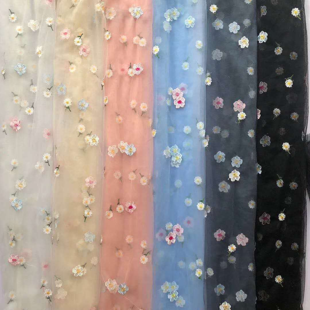 现货供应~网眼布绣花 撞色刺绣小菊花小花朵 清新网纱纱裙面料