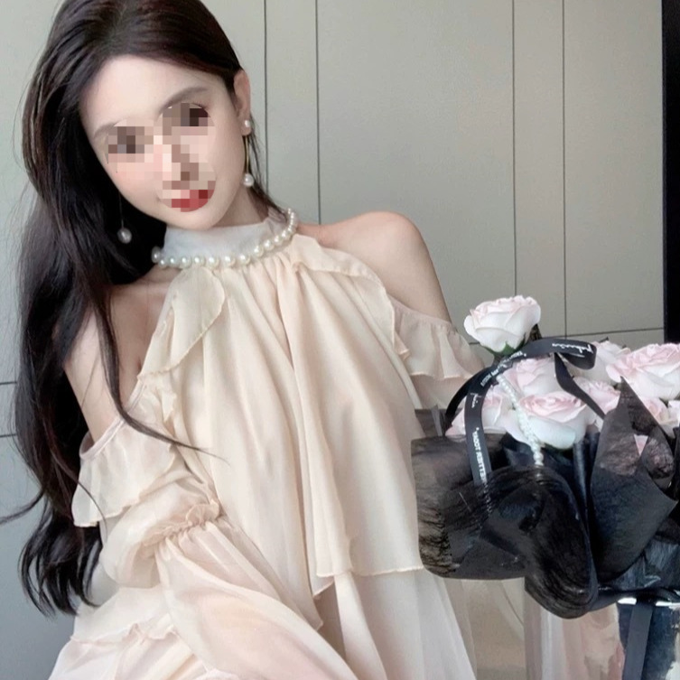 Original chiffon fabric with lining, pearl halter neck, off-shoulder, sweet and alluring, long-sleeved solid color chiffon dress