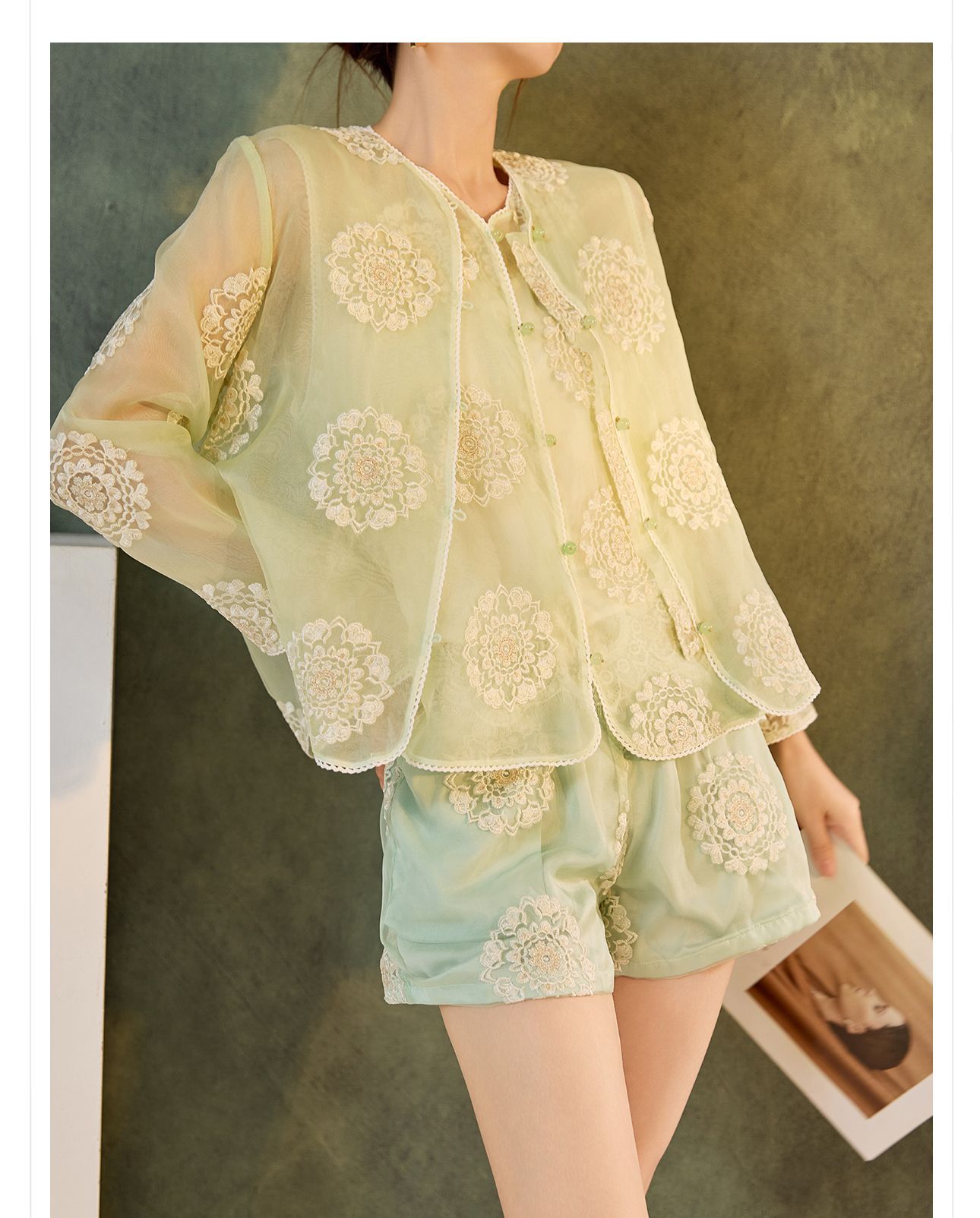 Bộ ba món áo khoác, áo vest và quần short lụa thêu sequin cao cấp kiểu Trung Quốc mới N3042 — Quần short xanh lục nhạt, Áo khoác xanh lục nhạt, Gi lê xanh lục nhạt chi tiết 4