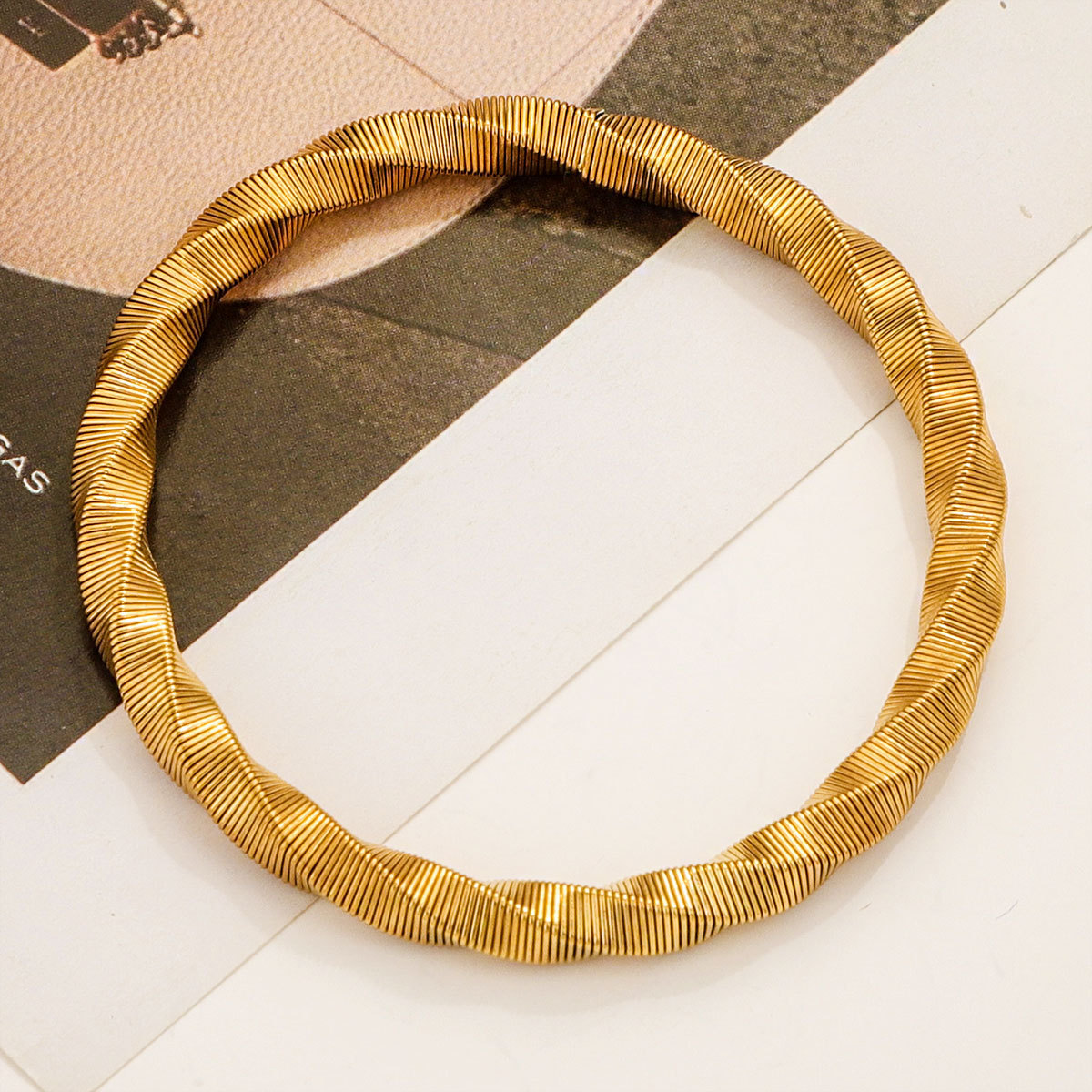 Europa y los Estados Unidos transfronterizos nuevos aberturas de acero de titanio chapado en oro pulseras de malla de acero inoxidable ajustable en forma de C pulseras de acero inoxidable para hombres y mujeres al por mayor