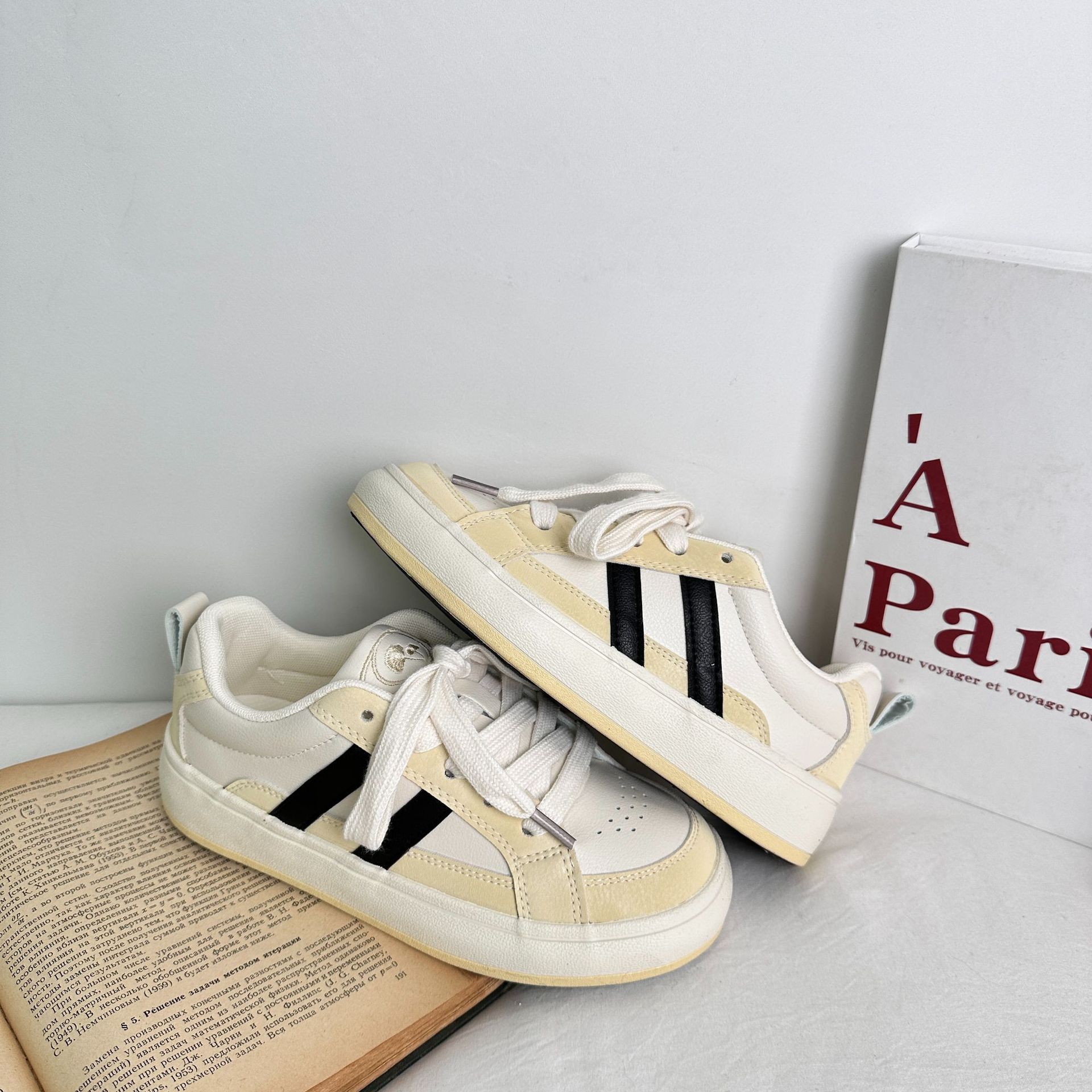 Yuanbo 2025 primavera nuevos zapatos para estudiantes zapatos blancos de microfibra de cuero para mujer versión coreana de zapatos de lona de todo fósforo image 7