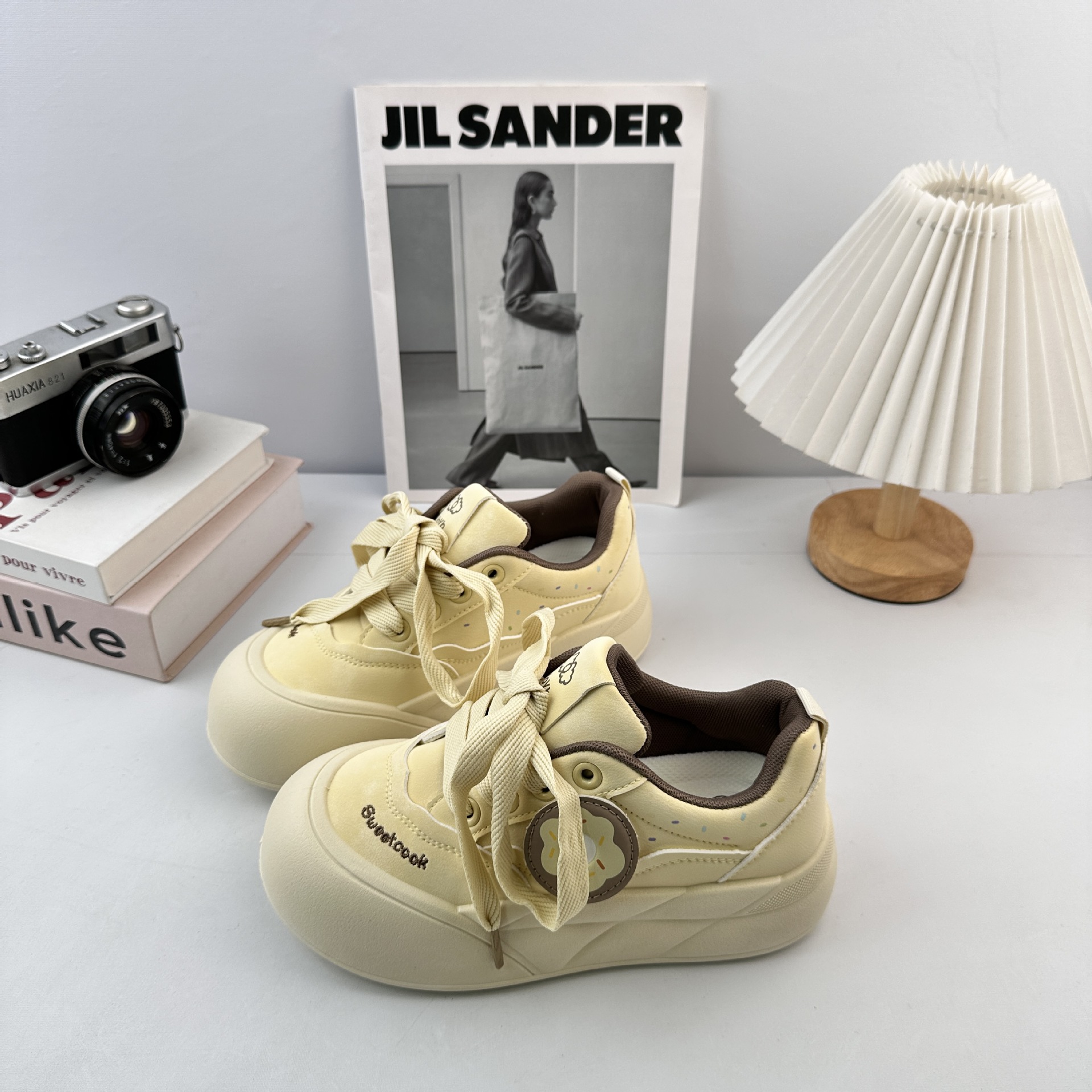 Zapatos blancos de fondo grueso para mujeres 2025 nuevos zapatos de skate coreanos que coinciden con zapatos de nicho casuales zapatos de pan