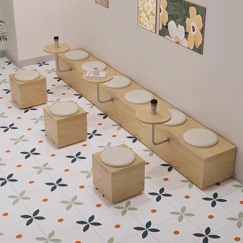 シンプルなログスタイルのミルクティーショップのテーブルと椅子の組み合わせ、デザートショップの壁に沿ったロングベンチ、カフェのカウンターシートソファ、商業用|undefined