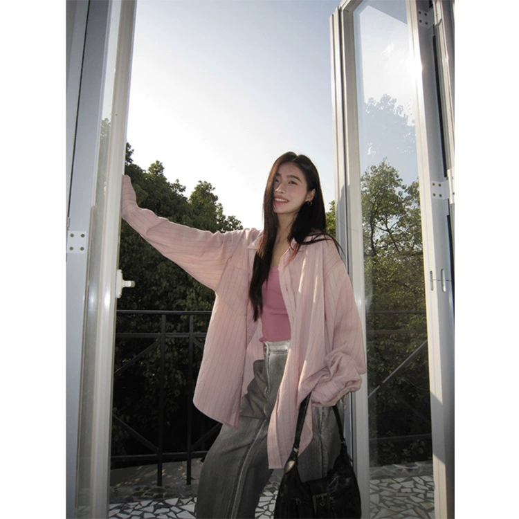 Розовая полосатая рубашка для женщин, нишевая коллекция весна-лето 2025, свободная повседневная рубашка в стиле ленивого шика, длинный рукав, защита от солнца, топ-жакет