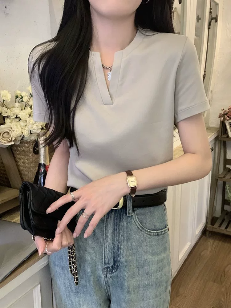 Летняя серая футболка женская с короткими рукавами на правое плечо, новый дизайн 2025, шикарный маленький v-образный вырез, повседневный элегантный топ для похудения