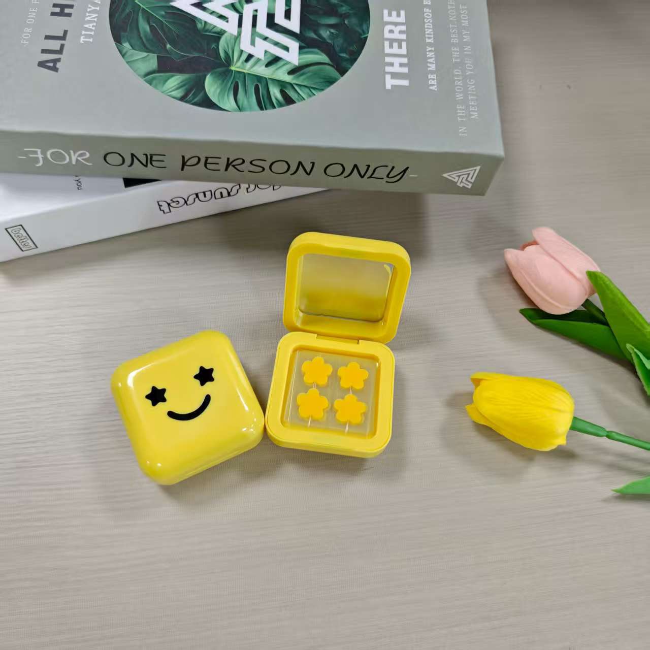 노란색 스마일 거울 케이스 + 꽃 모양 하이드로콜로이드 여드름 패치 32개입