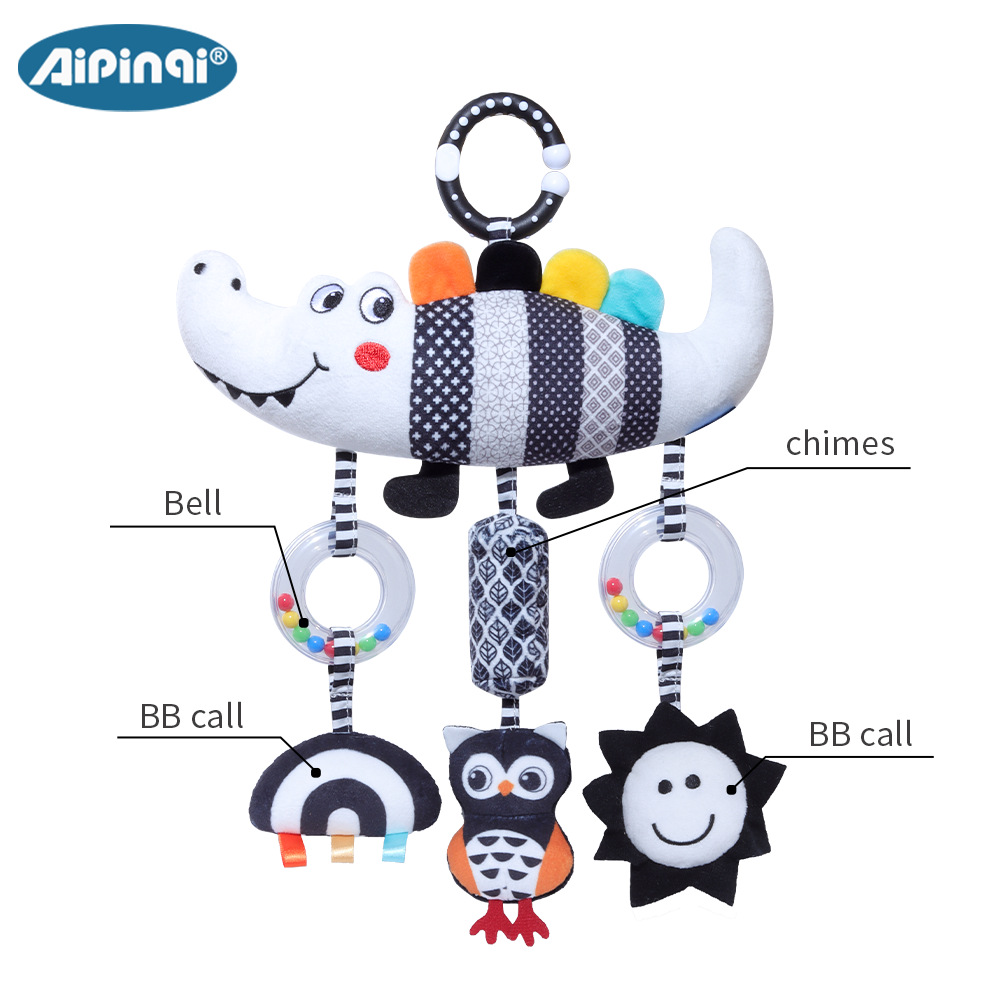 Aipinqi nuevo bebé blanco y negro campana de viento animal 0 - 3 años cocodrilo bebé juguetes de peluche al por mayor en stock