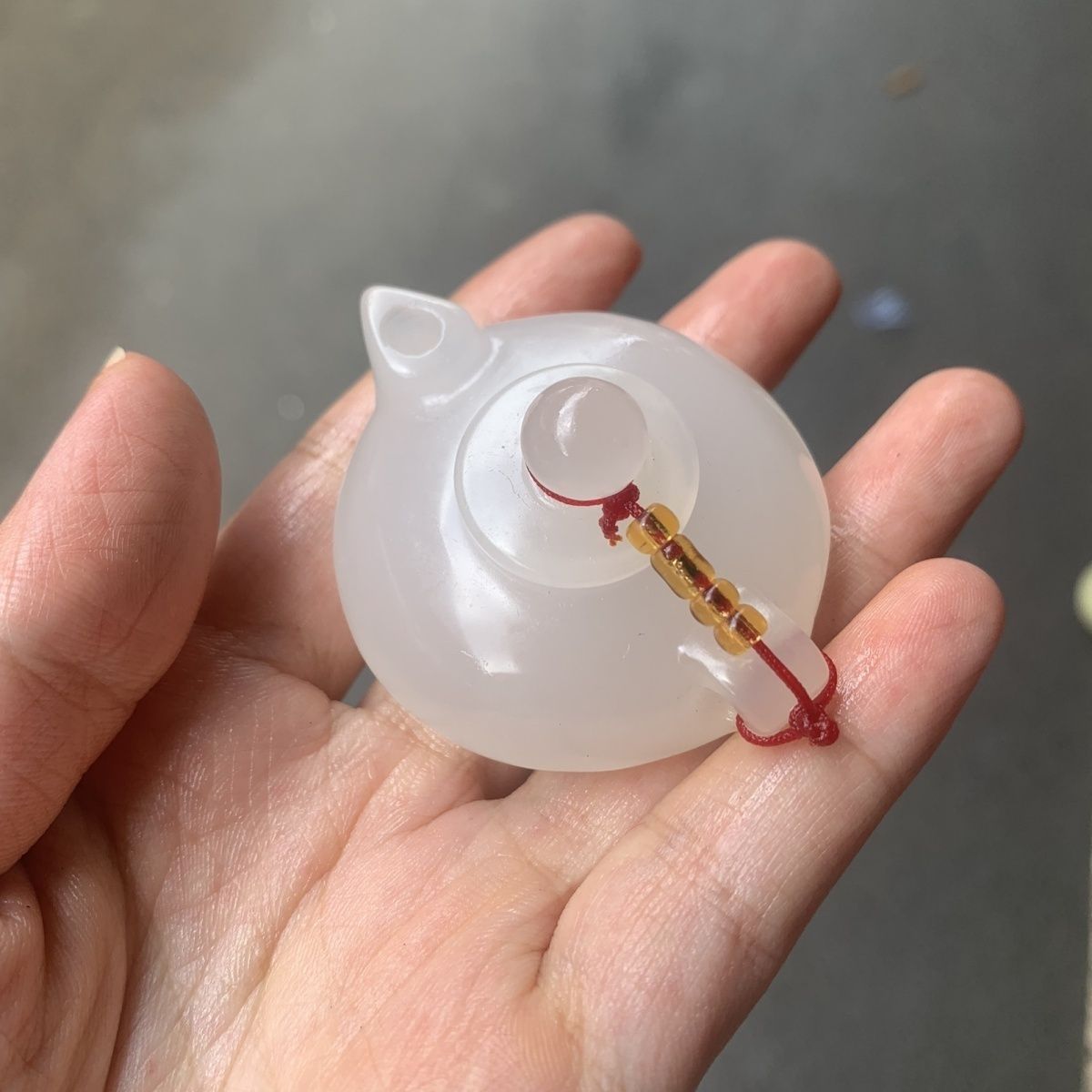 天然金丝玉白色把把壶雕刻玉壶玉石手把件男女同款简约个性款摆件