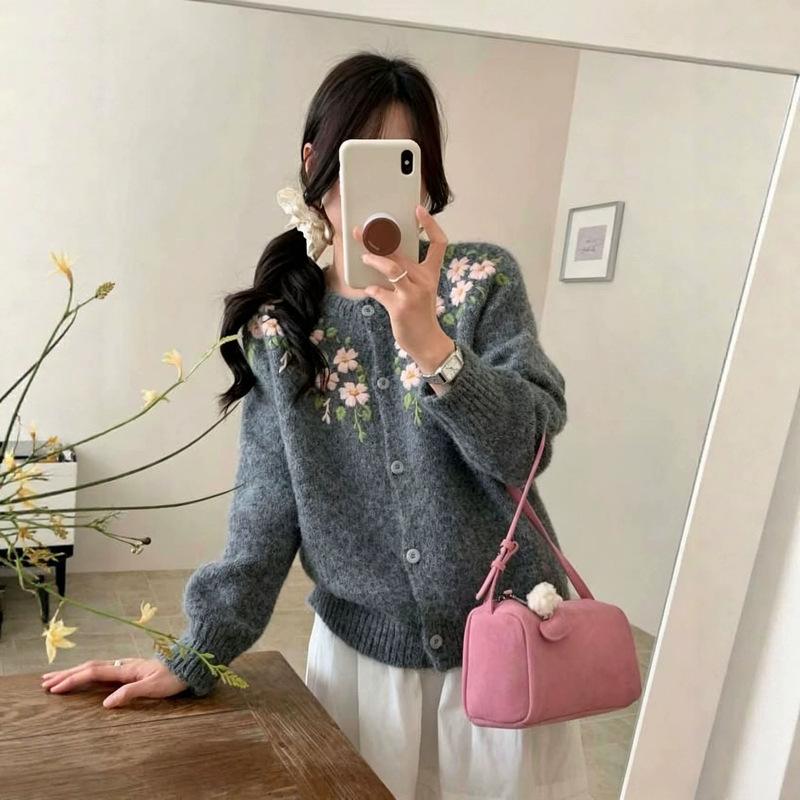 Japanese-style gentle and delicate, three-dimensional hand-embroidered floral knit sweater, soft and comfortable, loose-fitting, autumn/winter, age-reducing, knitted cardigan for women Japanese-style gentle and delicate, three-dimensional hand-embroidered floral knit sweater, soft and comfortable, loose-fitting, autumn/winter, age-reducing, knitted cardigan for women