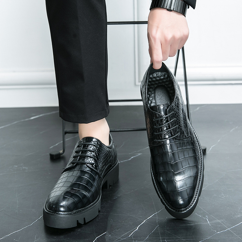 Gran tamaño transfronterizo británico con una base gruesa aumentando la altura de los zapatos de cuero puntiagudos para hombres 2024 primavera y otoño nuevos zapatos de cabeza grande botas bajas Martin