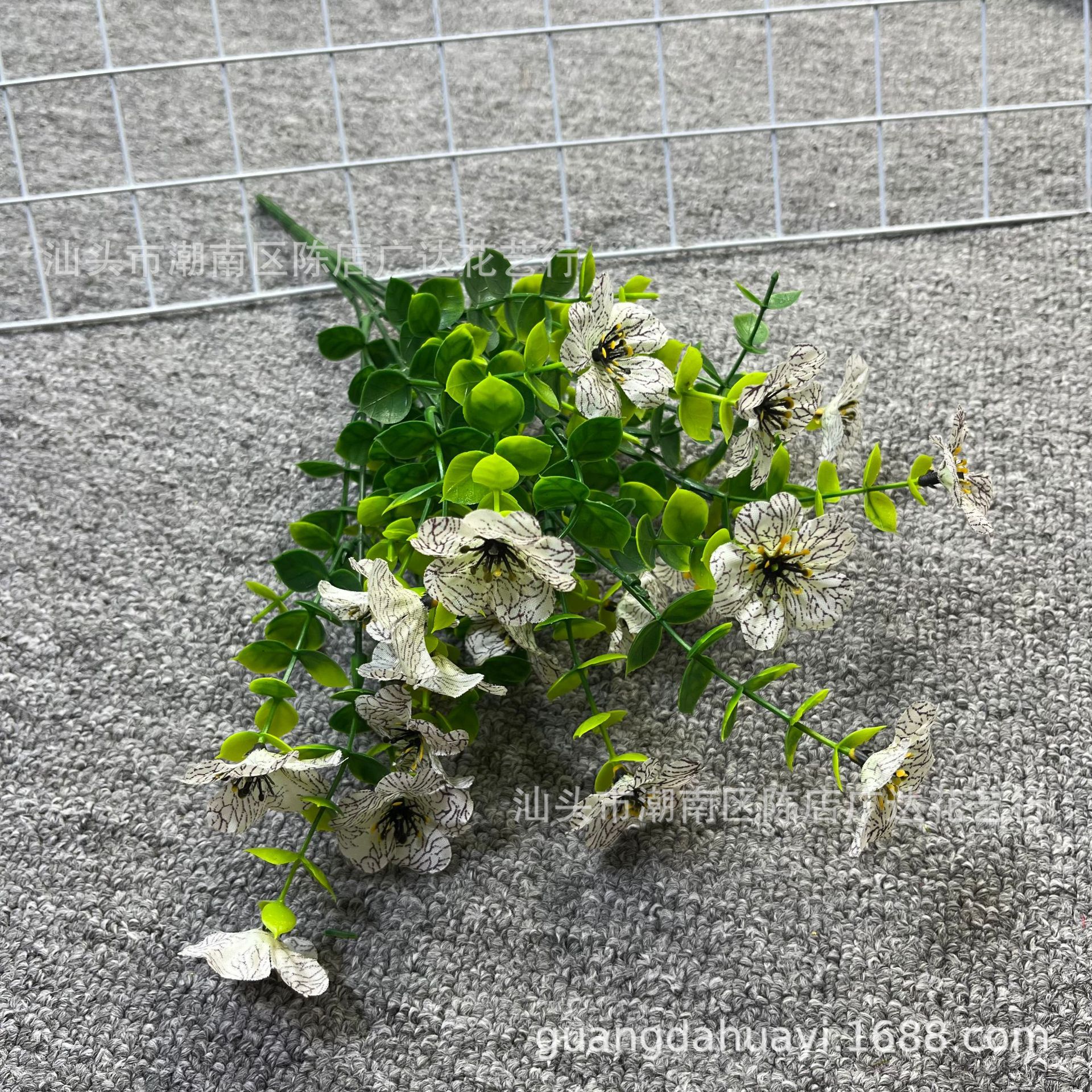 7 cabezas de eucalipto violeta blanco