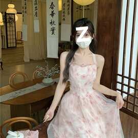 甜美浪漫网纱拼接挂脖露背碎花裙夏季新款气质度假收腰显瘦连衣裙