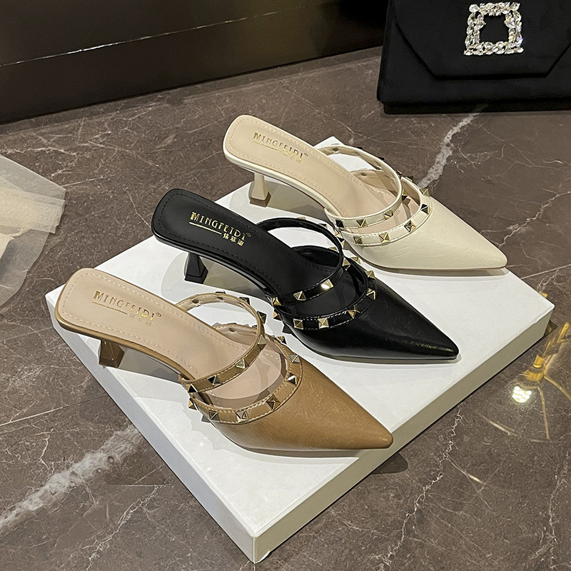 Semi pantuflas Baotou 2025 nuevo estilo de verano para llevar una sola palabra con remaches sandalias y pantuflas de tacón alto para mujer puntiagudo todo fósforo