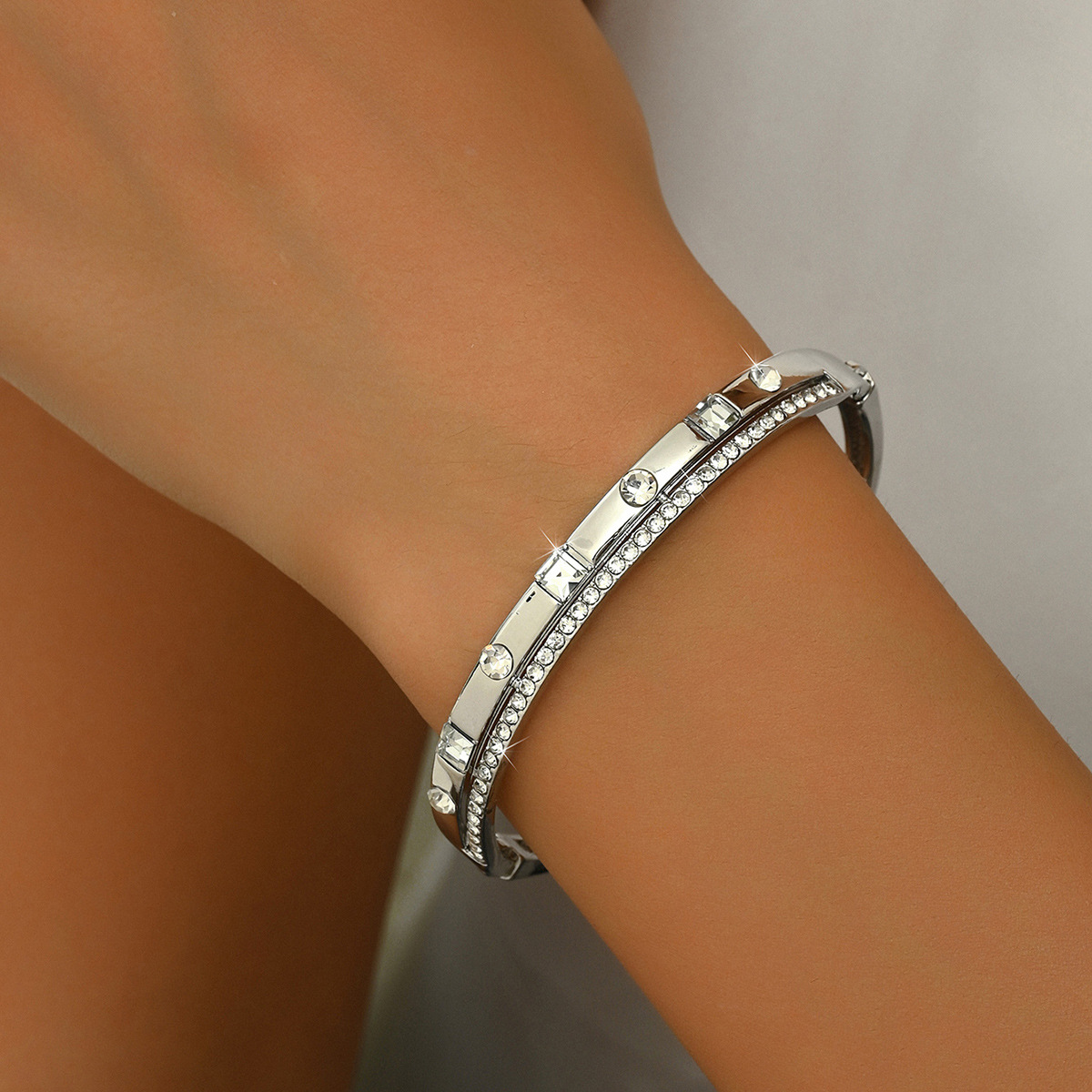 Nuevo brazalete de amor transfronterizo de mujer alta sensación de pequeña pulsera de diamante exquisita hueco cuadrado joyas de lujo ligeras al por mayor image 7