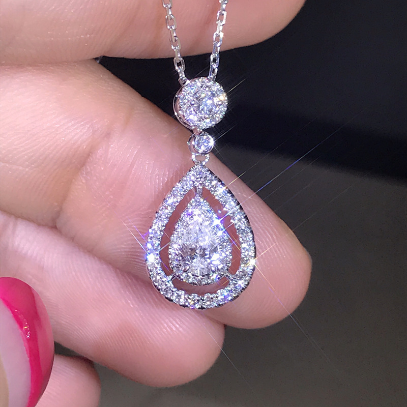 Fashionable elegant universal pendant with zircon
