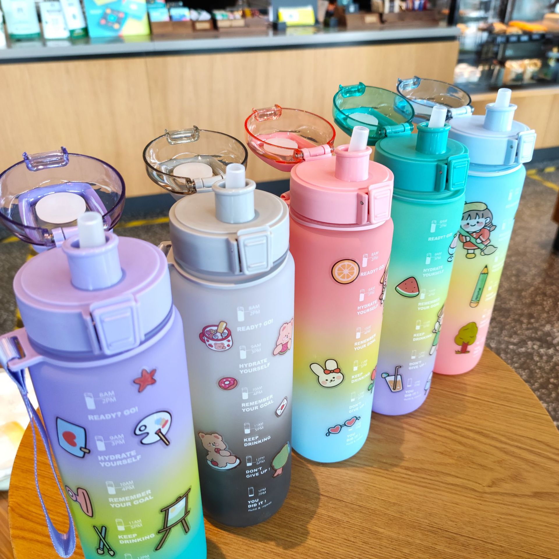 Venta al por mayor internet celebrity nuevo gradiente de color helado paja botella de agua de plástico mango portátil taza de agua gratis 2D pegatinas 1000ml