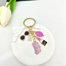 【特价包邮1】时尚珐琅Kiss口红眼镜钥匙扣合金百搭设计汽车配饰