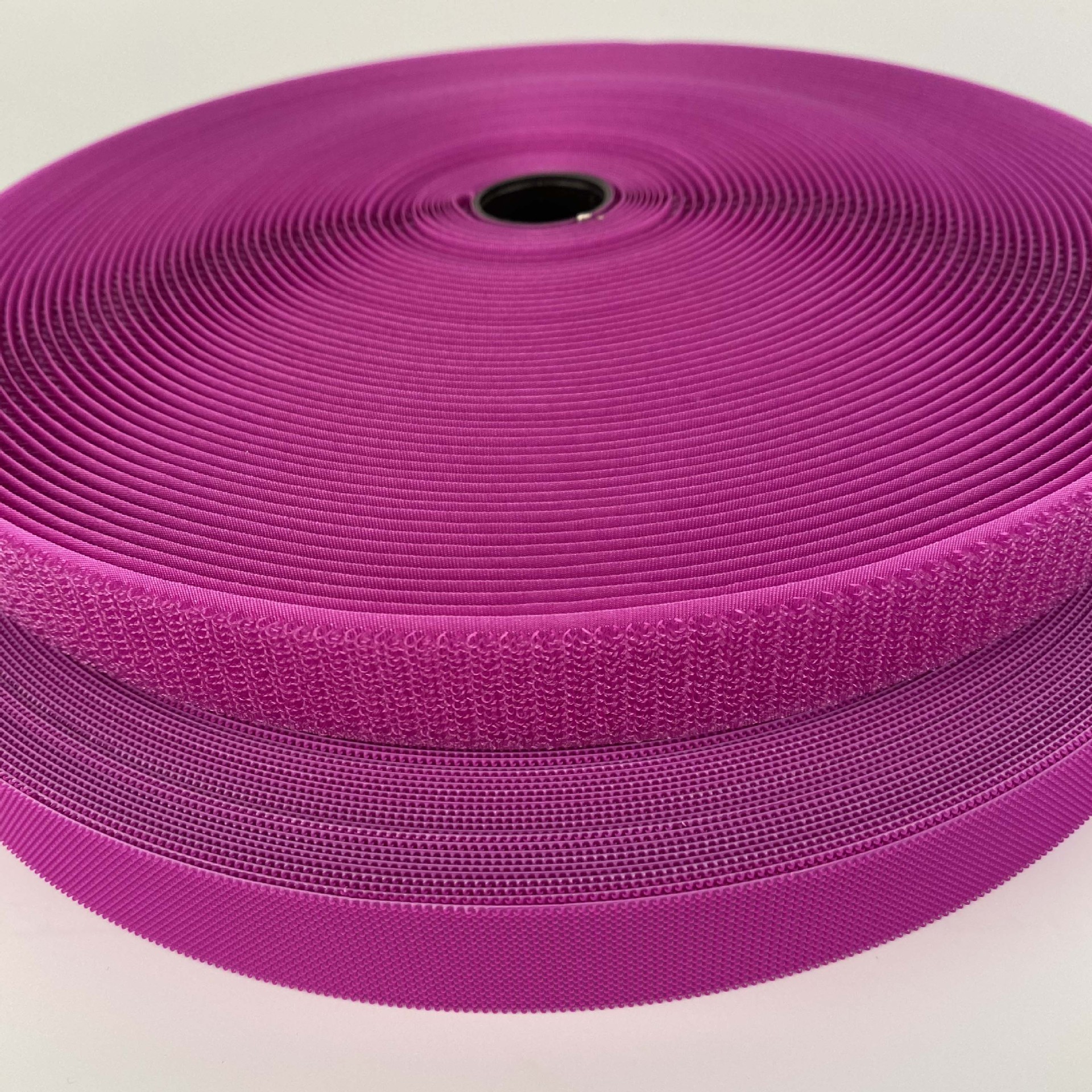 Color 2.5CM inyección gancho de velcro accesorios punzantes impermeables texturizados silenciosos de nylon para niños.