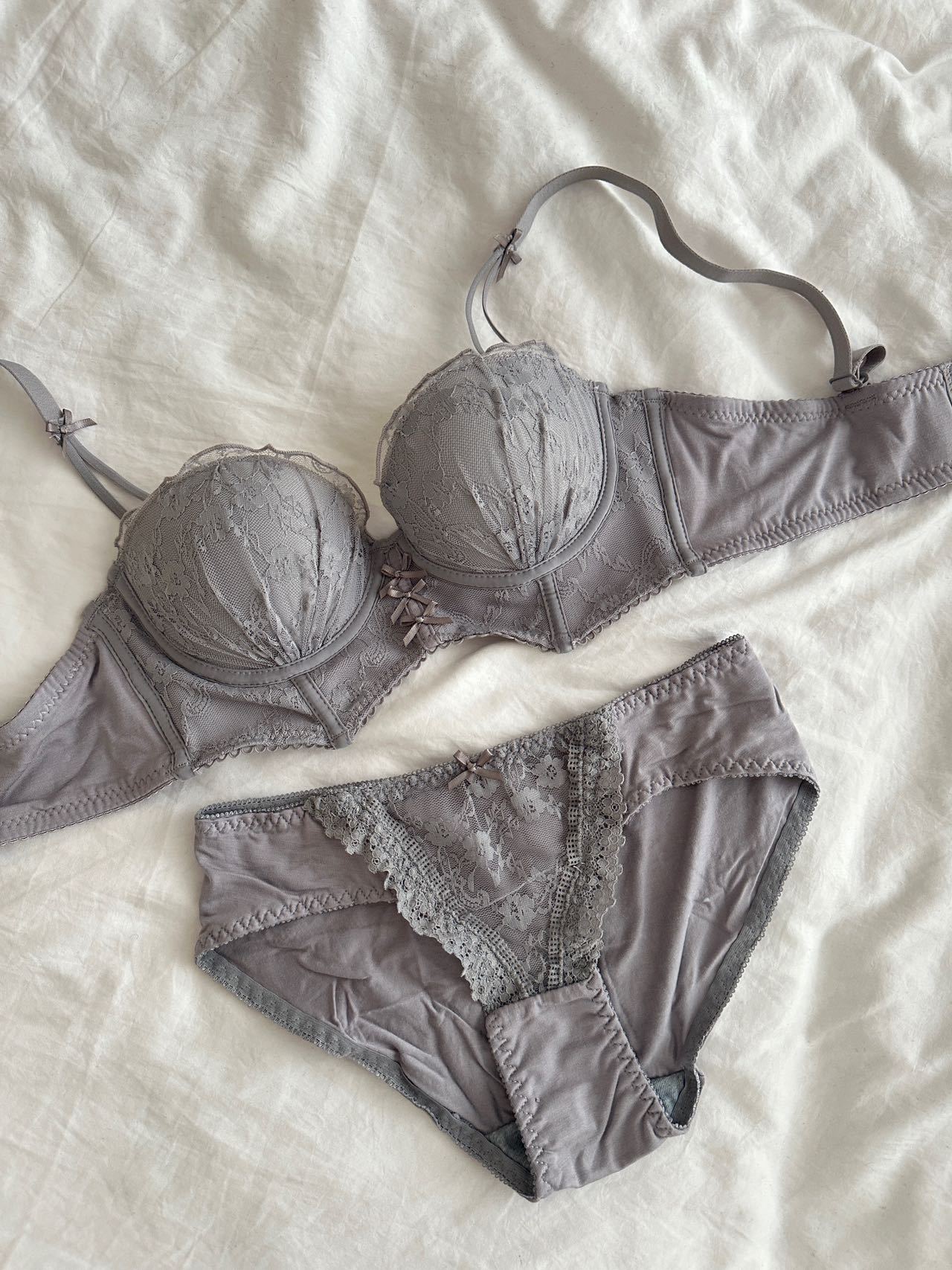 회색 단일 조각