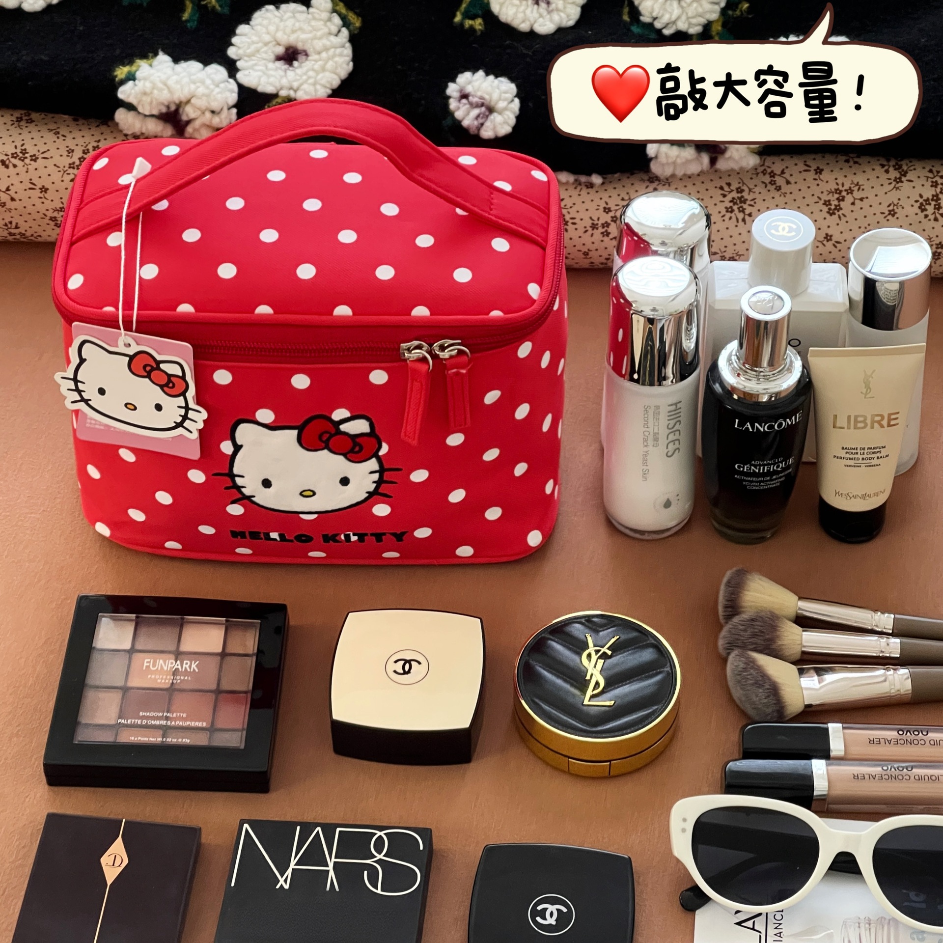 HelloKitty puntos bolsas de maquillaje para mujeres 2025 nuevo tipo portátil de gran capacidad para salir bolsas de almacenamiento de lavado