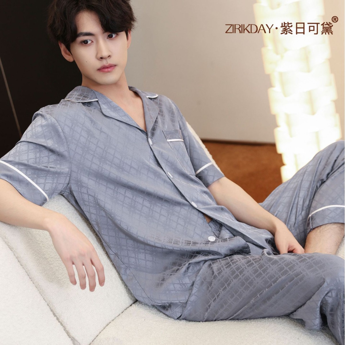 Zirikodei 남성용 고급 반팔 아이스 실크 잠옷 세트 봄 여름 얇고 패셔너블하며 간단하며 집 밖에서 착용할 수 있습니다.