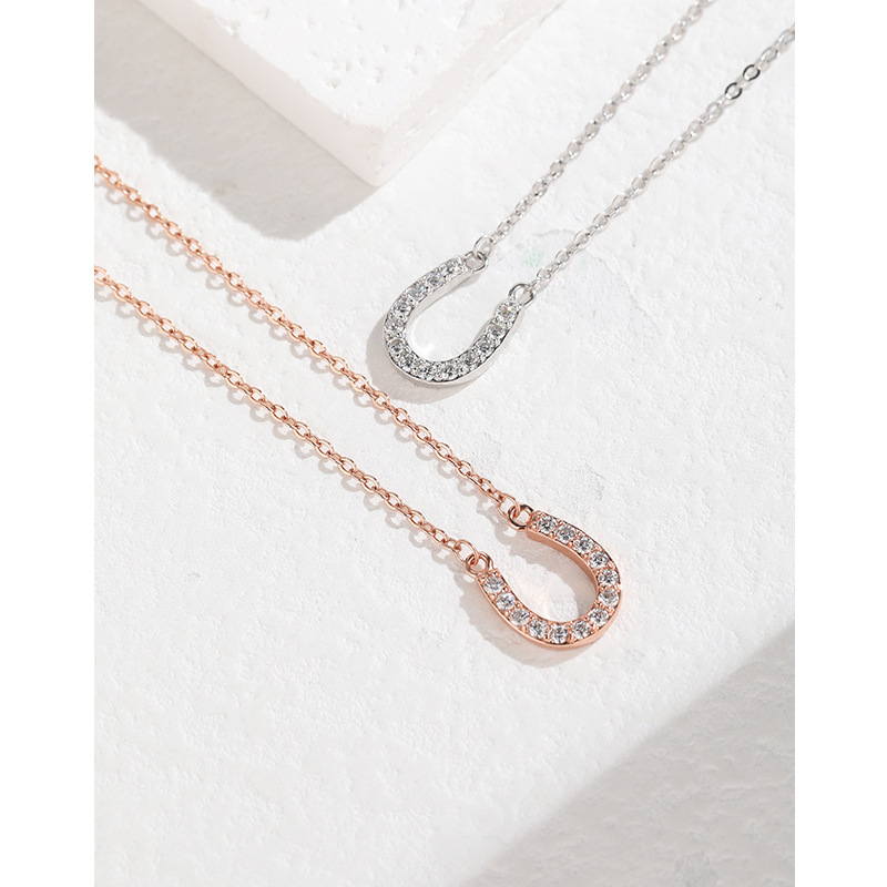 Herradura collar en forma de U para las mujeres 925 Luz de plata de ley de lujo simple todo-fósforo diseño de nicho completo colgante de diamantes de alta calidad Cadena de clavícula