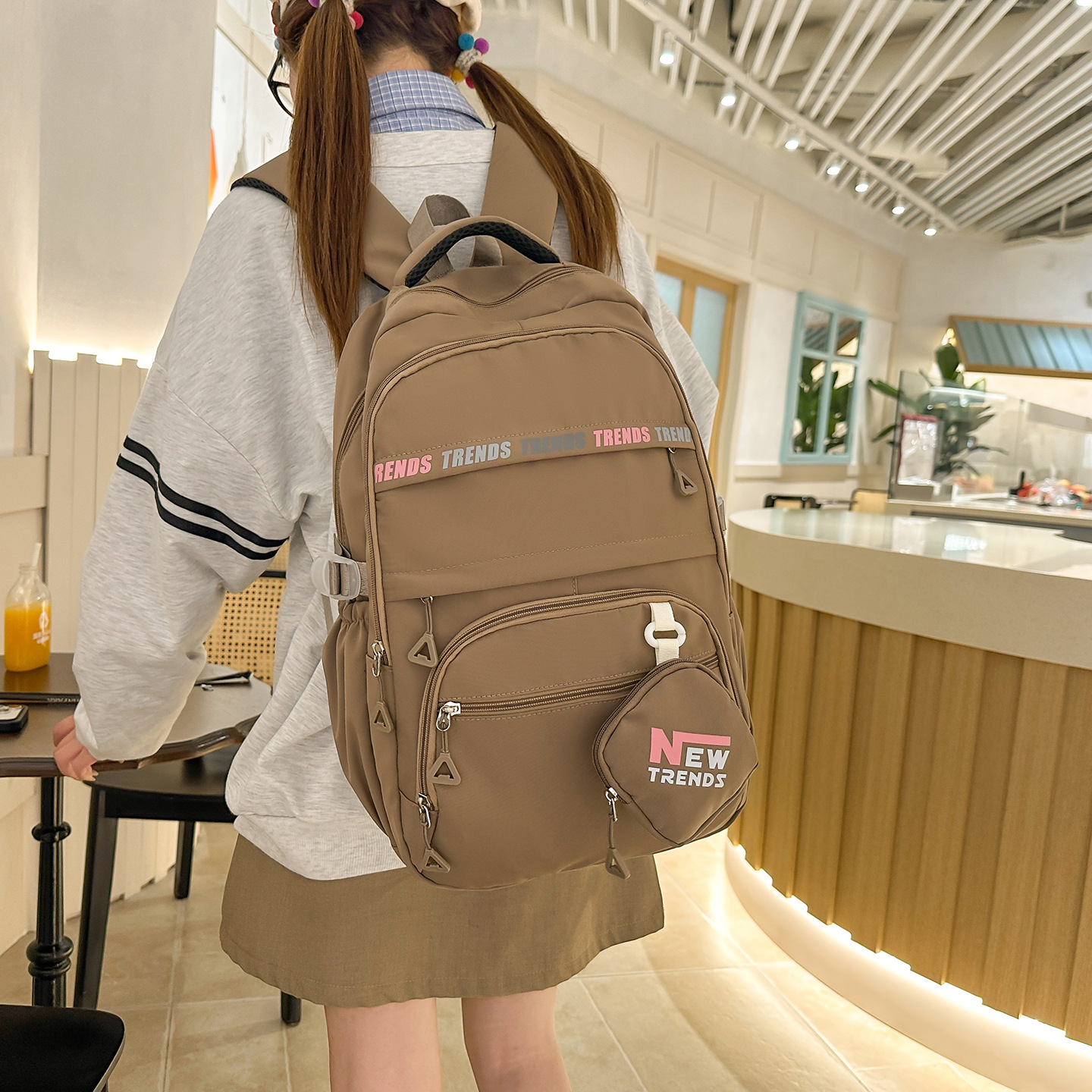 Mochila de ocio simple para estudiantes de secundaria de niñas, mochila de gran capacidad para estudiantes de secundaria, nuevo tipo de mochila de niñas del campus.