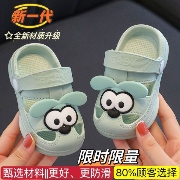 연한 녹색 + 큰 귀