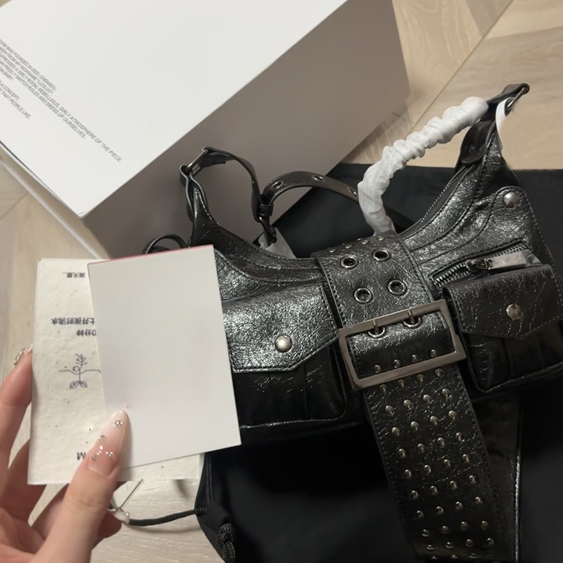 Kleine Nischendesigner Sweet Jubie Hot Girl Motorcyc Rivet Belt Buck Sing Schultertasche Unterarmtasche Neu_voghion.com