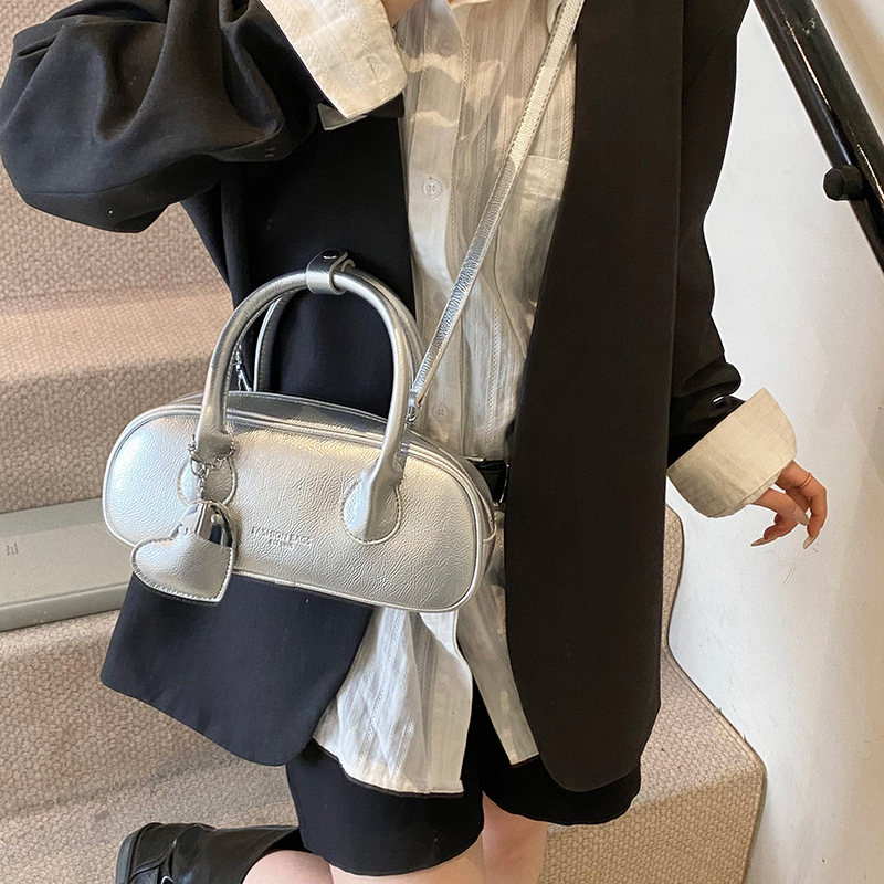 Bolsos populares de este año 2025 primavera y verano nuevos bolsos de mujer moda amor bandolera casual letras bandolera marea