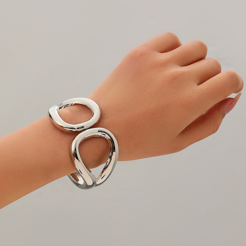 Joyería popular transfronteriza europea y americana, simple y moderna, pulsera de metal hueca de borde ancho, única y llamativa.