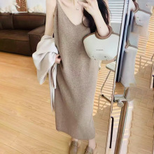 新款山羊绒吊带连衣裙女V领时尚休闲软糯高端羊毛针织过膝长裙子