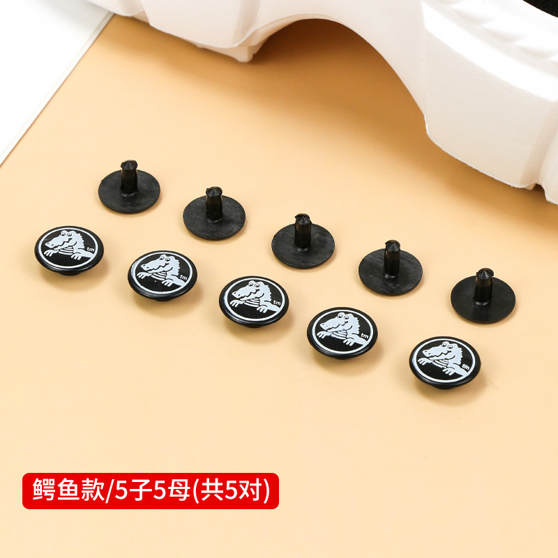 工場直売卸売りはマジックテープで穴の開いた靴のかかとにビーチ靴の花の靴のボタンをつけて飾ります。|undefined