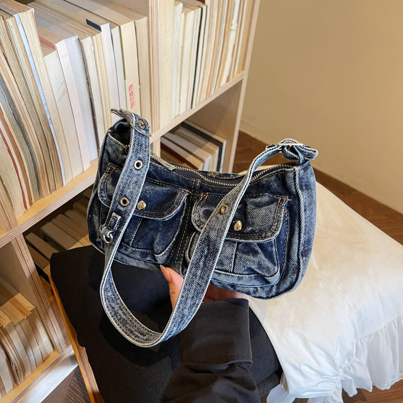 American retro washed denim underarm bag with distressed double pocket design, unique shoulder bag, niche ins-style bag for trendy girls American retro washed denim underarm bag with distressed double pocket design, unique shoulder bag, niche ins-style bag for trendy girls