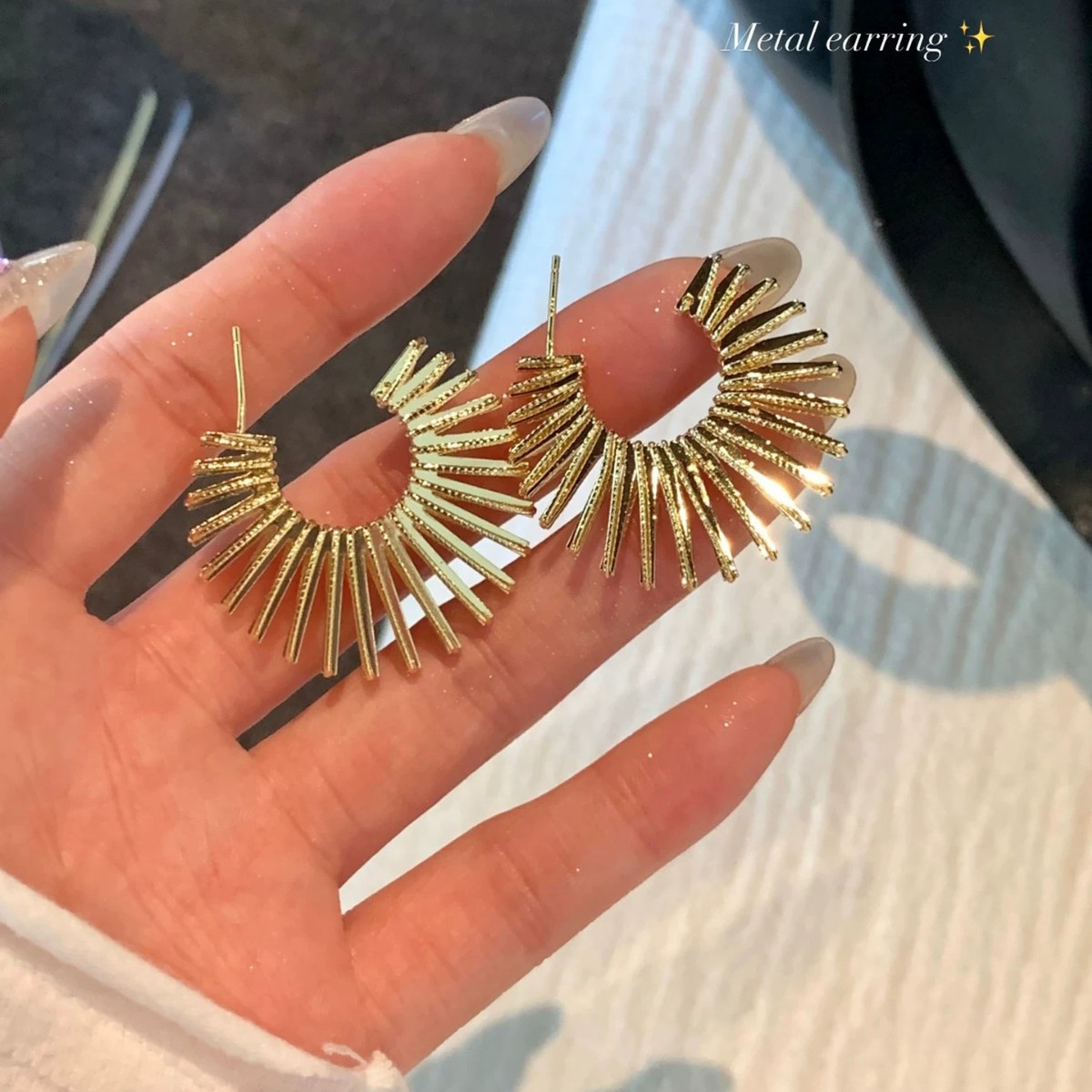 Cross-Border Hot-Selling Wholesale Irregular Personality C-Ring Earrings for Women, Gold Vintage Niche Coffee Gold Sunflower Earrings