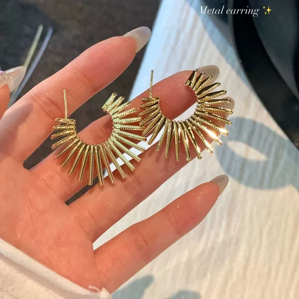 Cross-Border Hot-Selling Wholesale Irregular Personality C-Ring Earrings for Women, Gold Vintage Niche Coffee Gold Sunflower Earrings