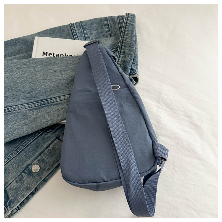 The new large-capacity, fashionable and versatile Korean casual chest bag for autumn and winter, as well as the simple travel canvas bag, are selling well among women undefined