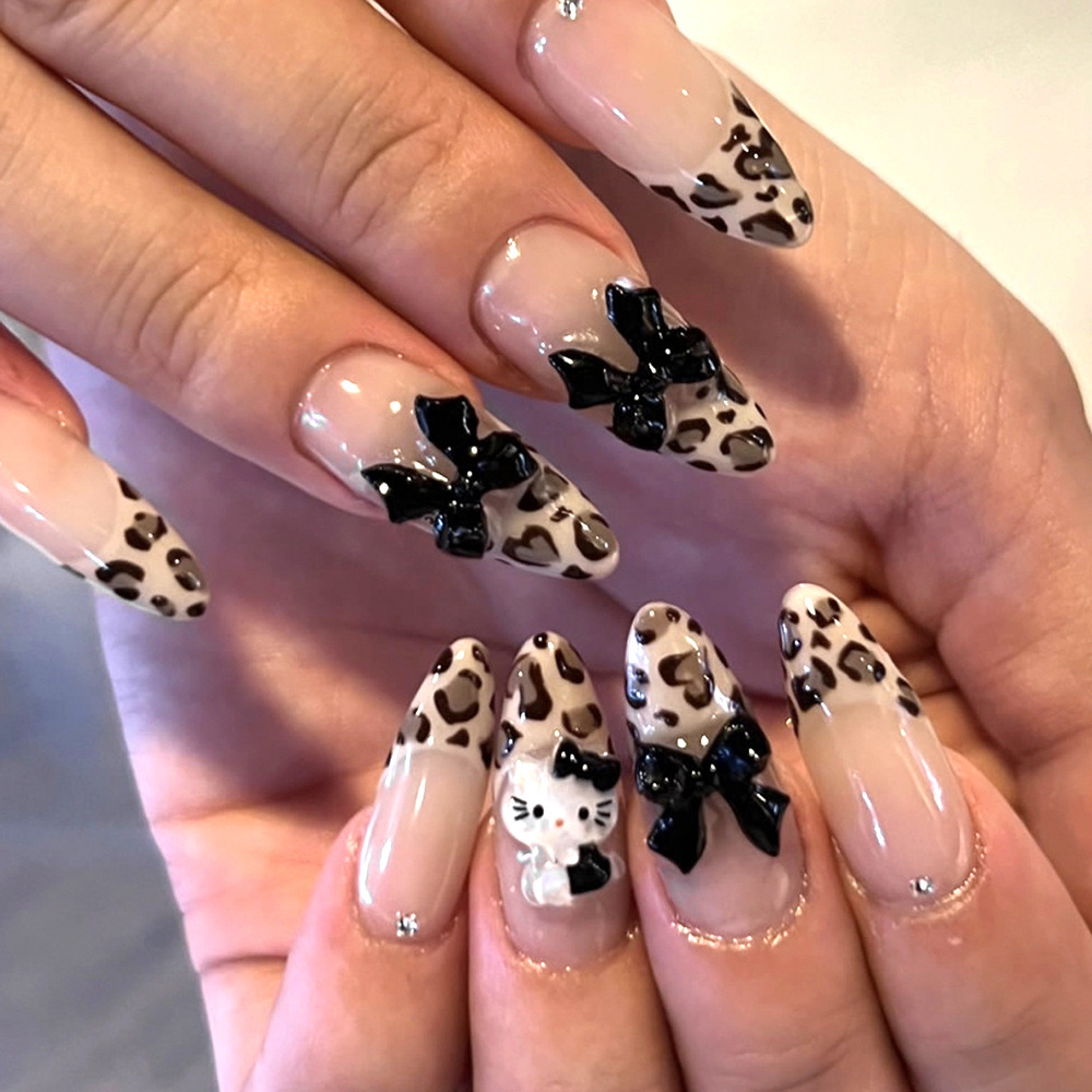 Pegatinas de uñas de gato de dibujos animados más vendidas transfronterizas, parches de uñas cortos con lazo de 24 piezas, puntas de uñas estilo francés, uñas postizas.